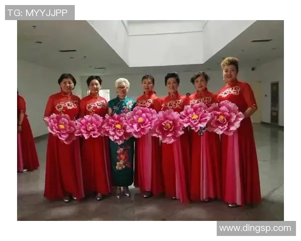 索菲亚与足球明星亲密合影展现运动魅力与时尚风采